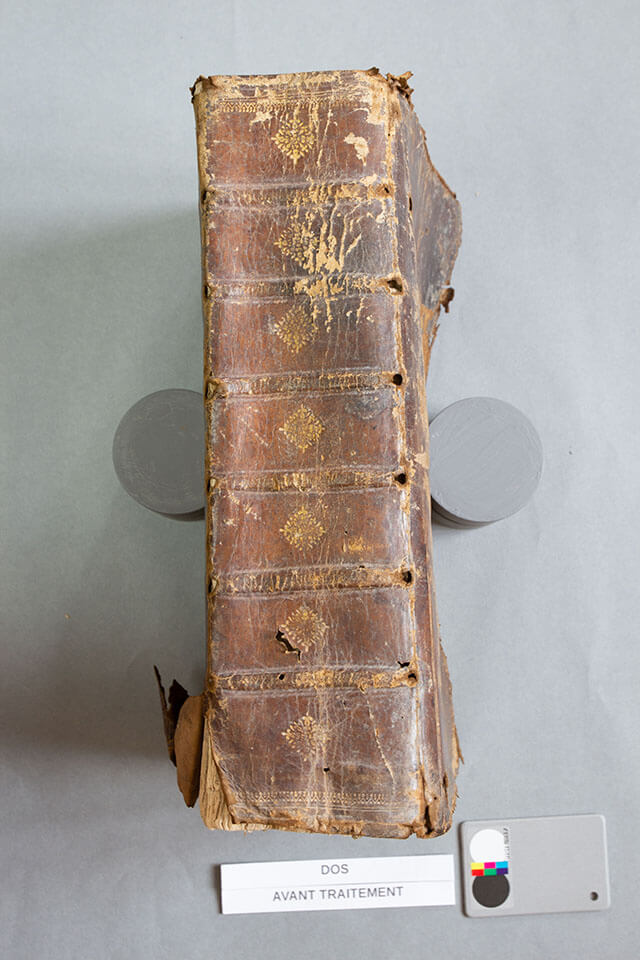 Restauration d’une bible protestante imprimée en 1606, corps d’ouvrage et reliure, Coll° Musée Rochelais d’Histoire Protestante, La Rochelle