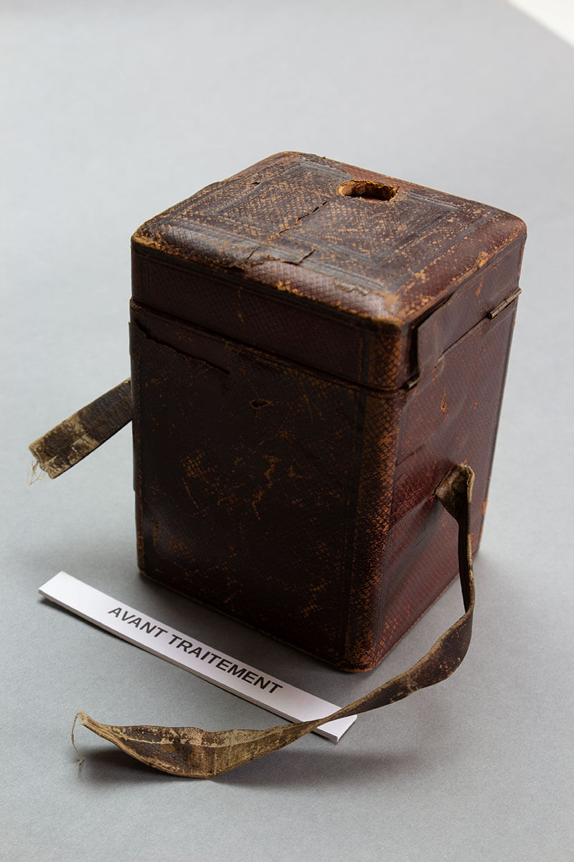 Boîte servant à protéger une horloge portative recouverte de cuir, XIXe s, Coll° particulière